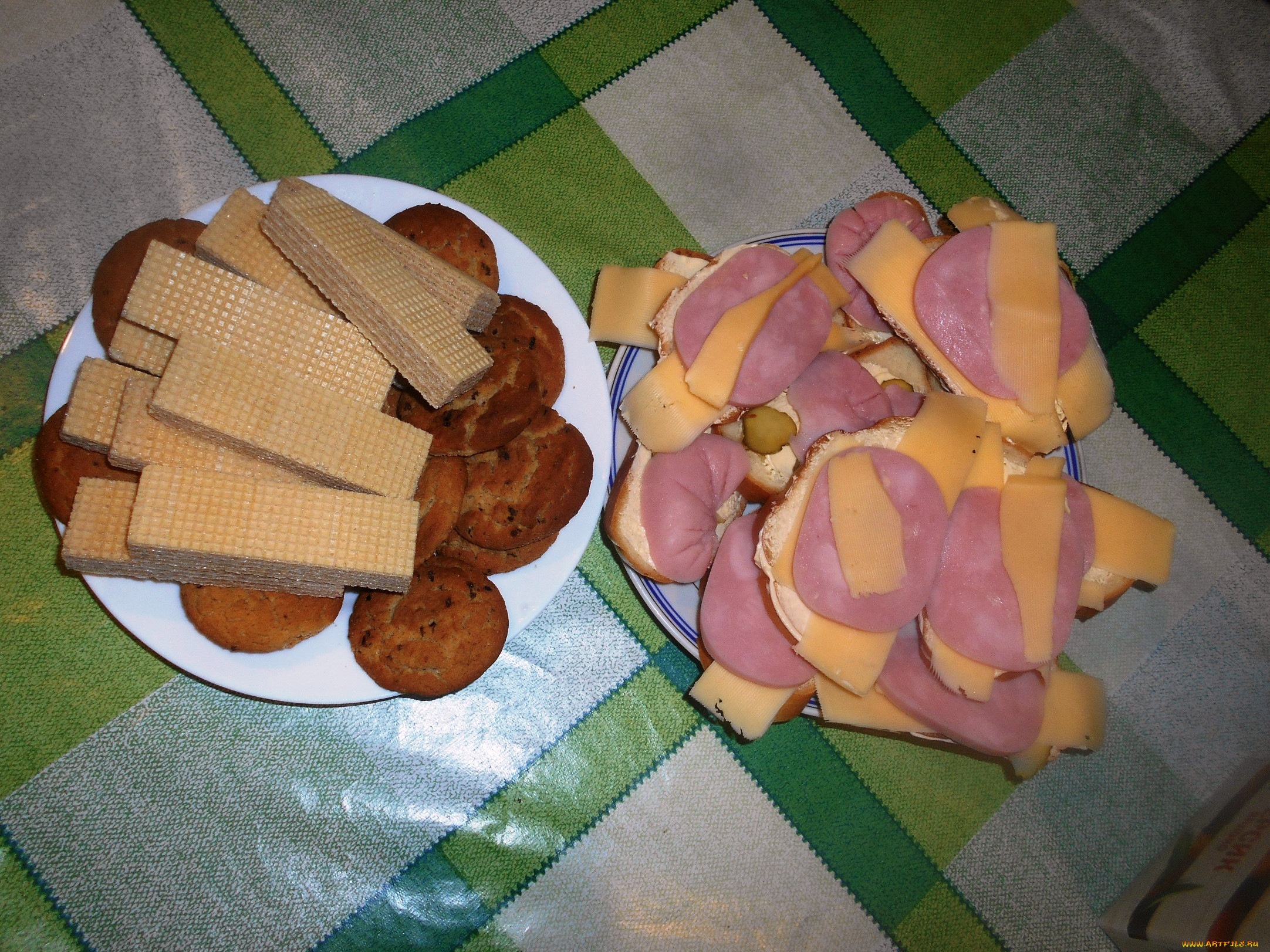Вафли с сыром и колбасой в электровафельнице
